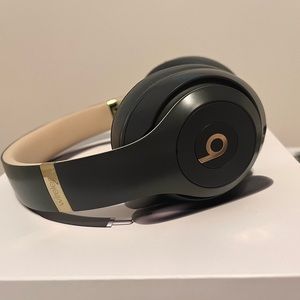 Beats Studio 3 Wireless Grey / Gold. 9.5/10 Basically brand new. Got airpods max